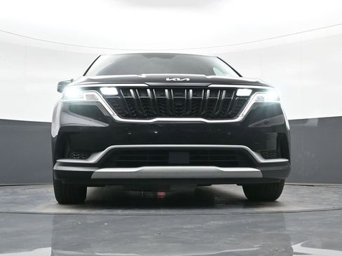 Used 2022 Kia Carnival EX image 17