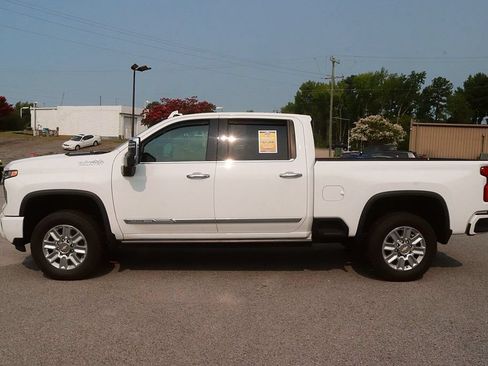 Used 2024 Chevrolet Silverado 2500 High Country w/ Technology Package AWD/4WD image 4