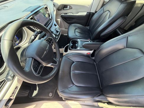Used 2024 Chrysler Pacifica Touring-L FWD image 16