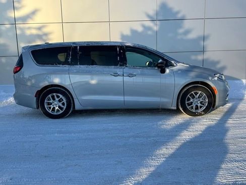 Used 2024 Chrysler Pacifica Touring-L image 43