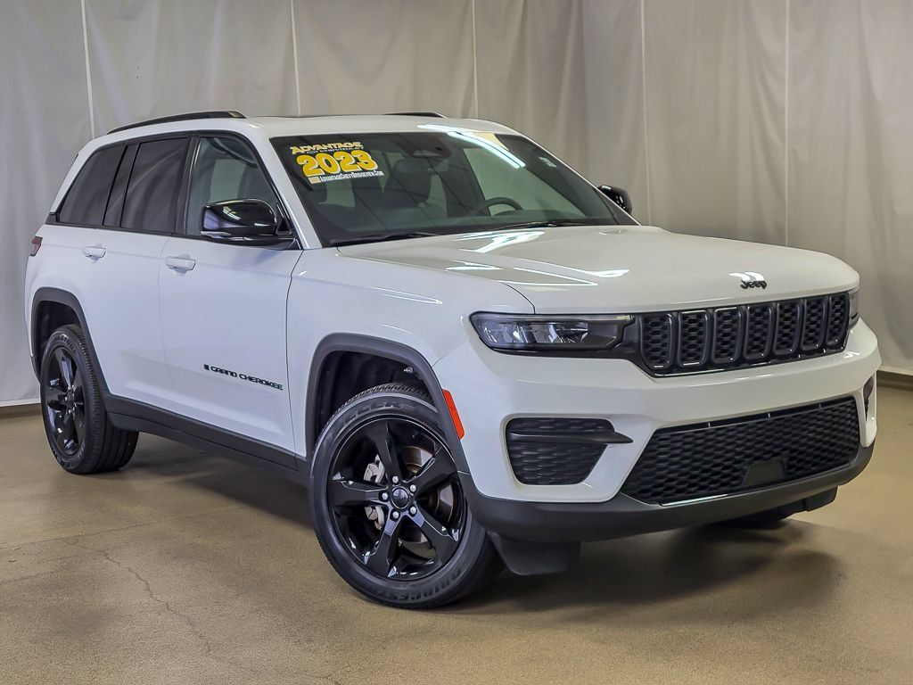 Used 2023 Jeep Grand Cherokee Altitude AWD/4WD image 2