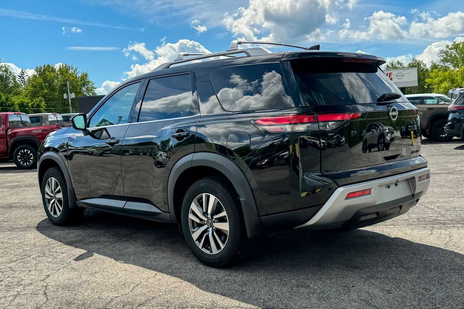 Certified 2024 Nissan Pathfinder SL w/ Black Appearance Package AWD/4WD image 5