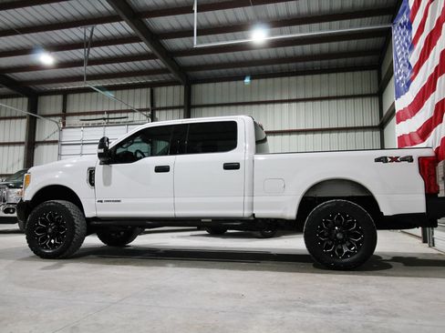 Used 2017 Ford F250 XLT AWD/4WD image 6