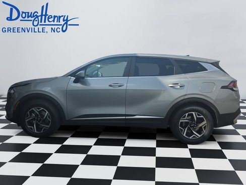 Used 2023 Kia Sportage LX FWD image 2