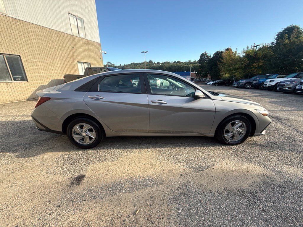 Certified 2025 Hyundai Elantra SE FWD image 8