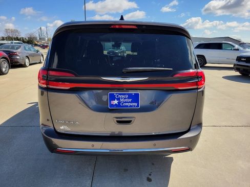 Used 2023 Chrysler Pacifica Touring-L FWD image 4