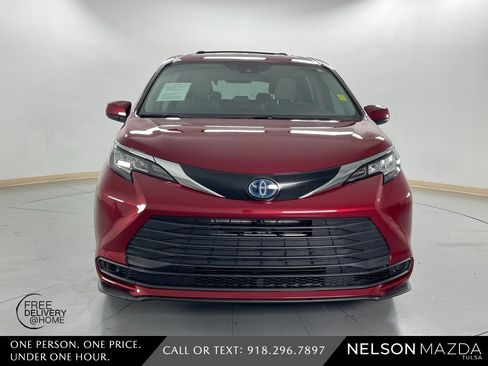 Used 2023 Toyota Sienna LE image 2