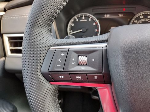 New 2025 Mitsubishi Outlander SE image 24