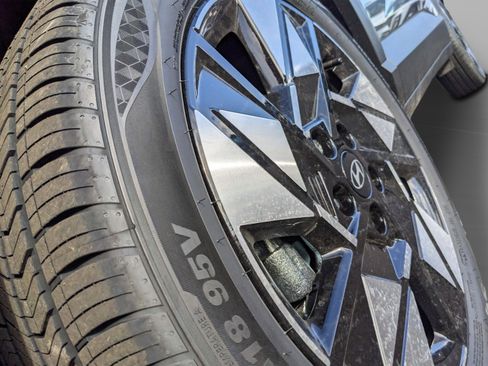 Used 2025 Hyundai Kona SEL image 9