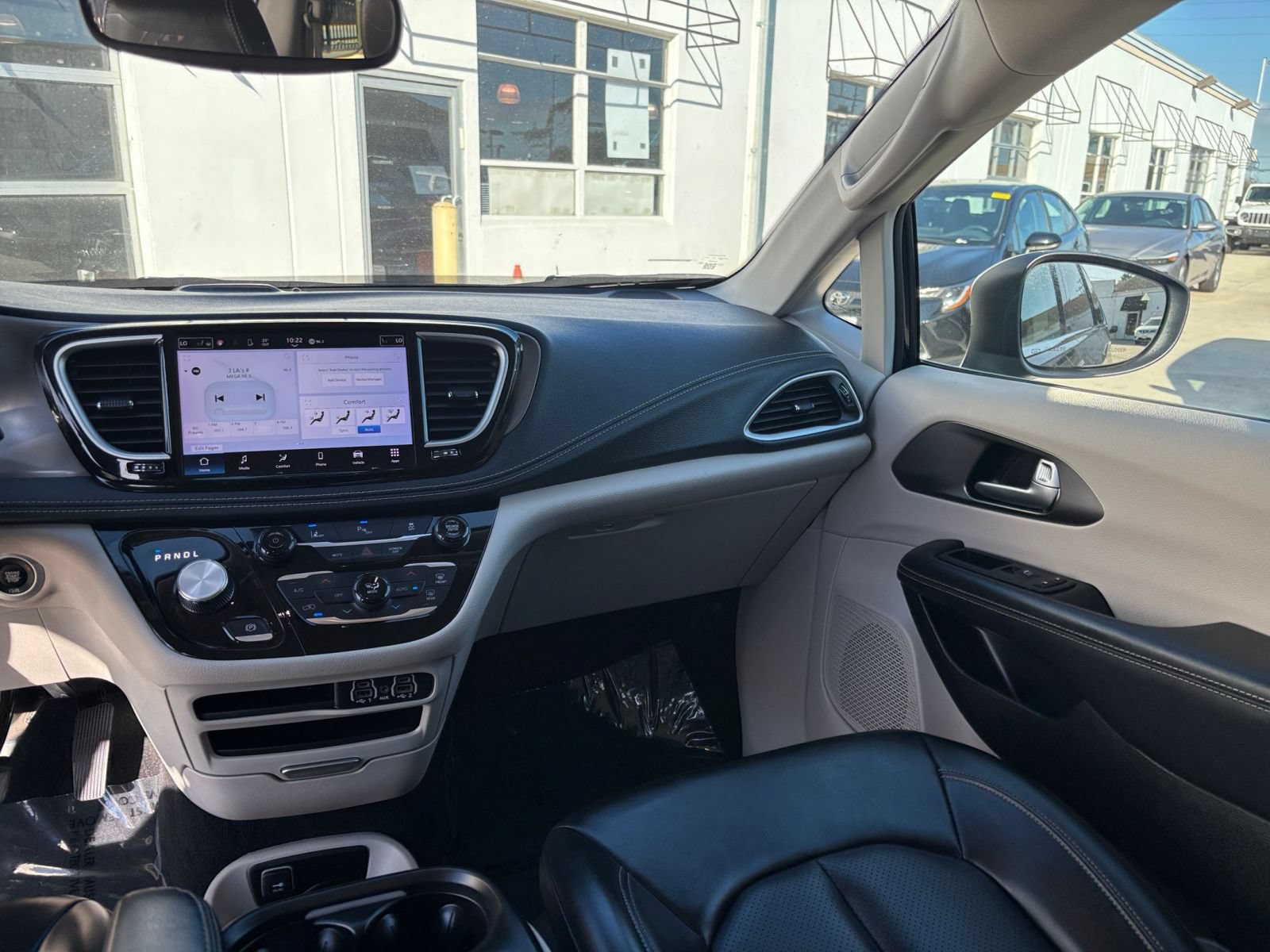 Used 2023 Chrysler Pacifica Touring-L FWD image 39
