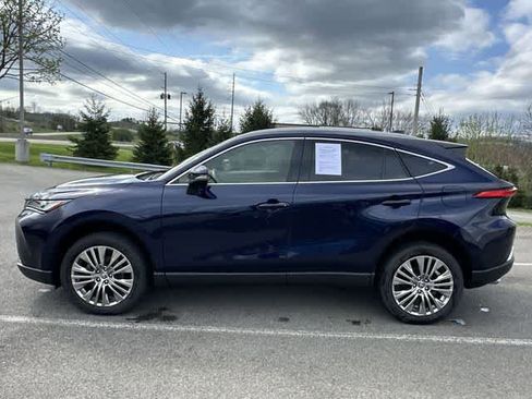 Used 2022 Toyota Venza XLE image 2