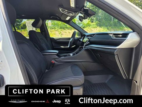 Used 2024 Jeep Grand Cherokee Laredo AWD/4WD image 15