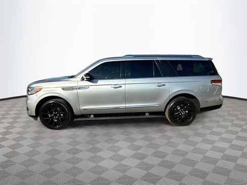 Used 2022 Lincoln Navigator L Reserve image 9