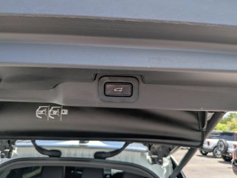 Used 2021 Land Rover Discovery S R-Dynamic AWD/4WD image 13