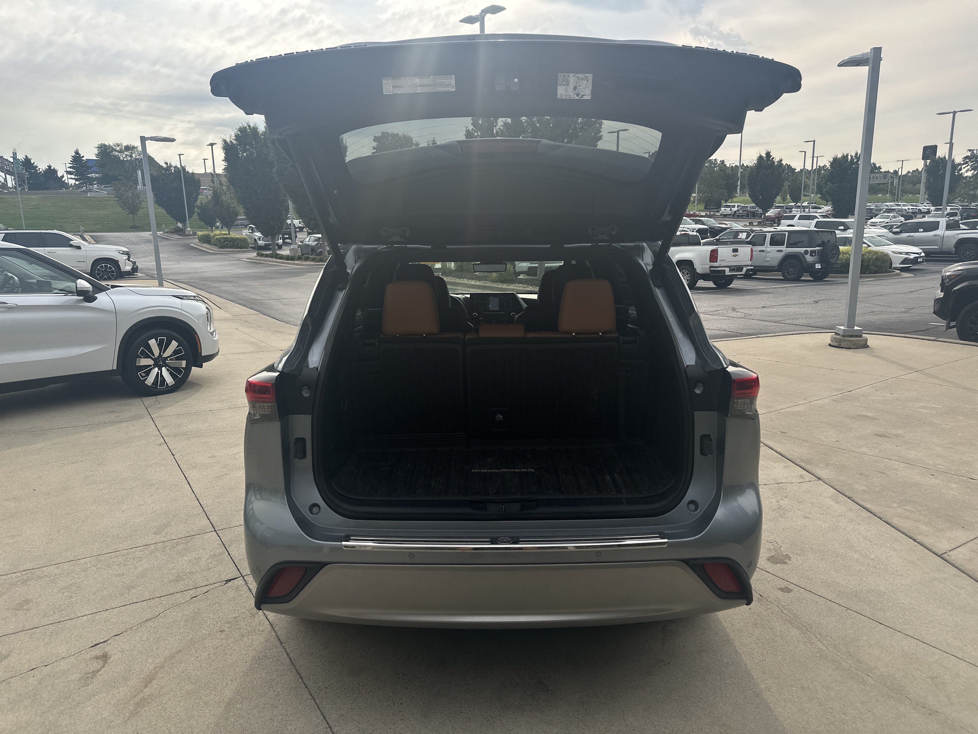 Used 2021 Toyota Highlander Platinum AWD/4WD image 28