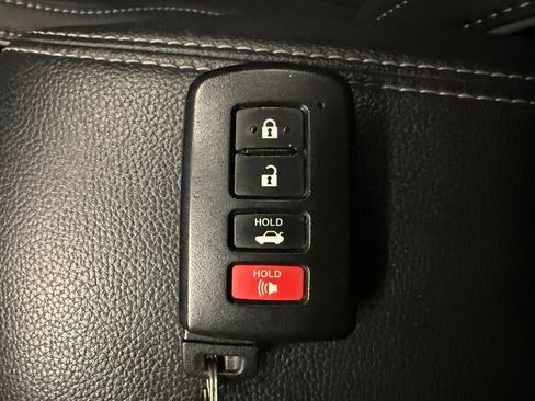 Used 2018 Toyota Corolla XLE image 16