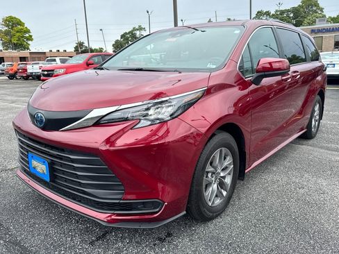 Used 2025 Toyota Sienna LE w/ LE Plus Package AWD/4WD image 8