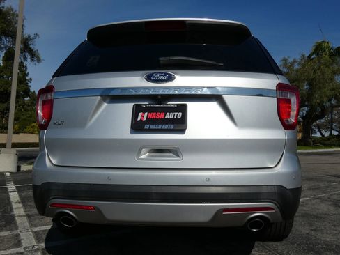 Used 2017 Ford Explorer XLT w/ Equipment Group 202A image 10