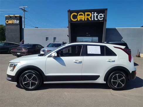 Used 2023 Kia Niro EX image 10