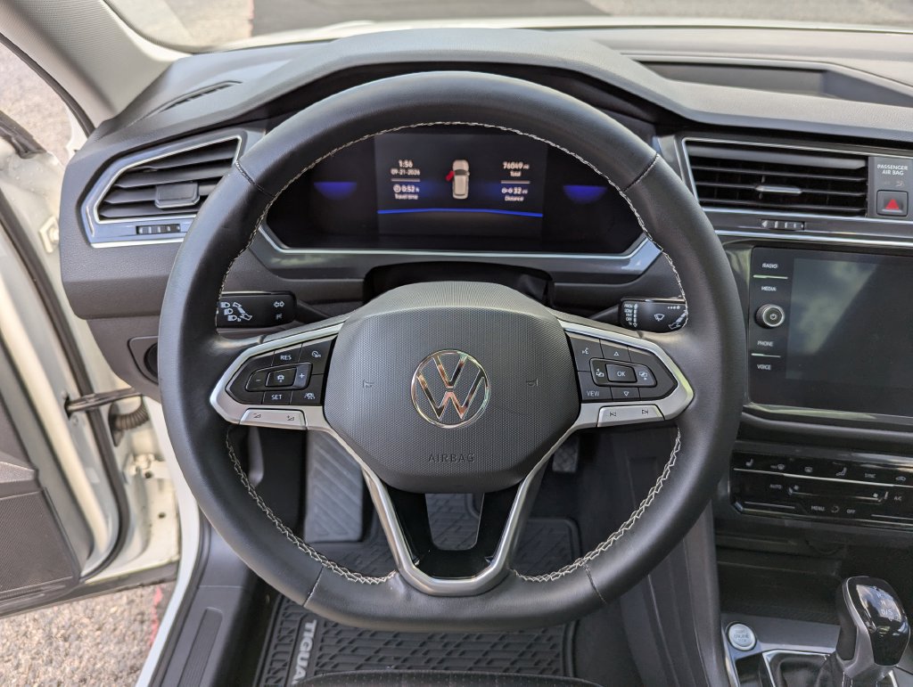 Used 2022 Volkswagen Tiguan SE w/ Panoramic Sunroof Package AWD/4WD image 17