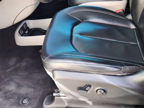 Used 2021 Chrysler Voyager Lxi image 8