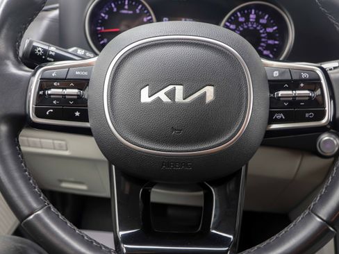 Used 2022 Kia Carnival LX image 22