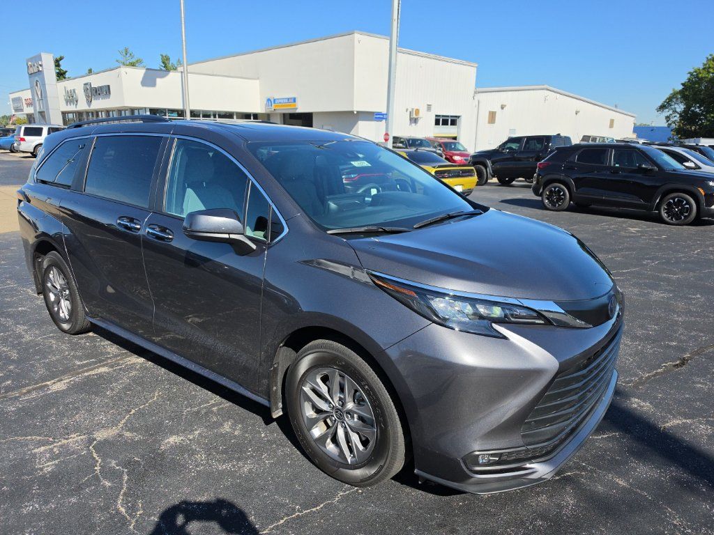 Used 2025 Toyota Sienna XLE FWD image 3