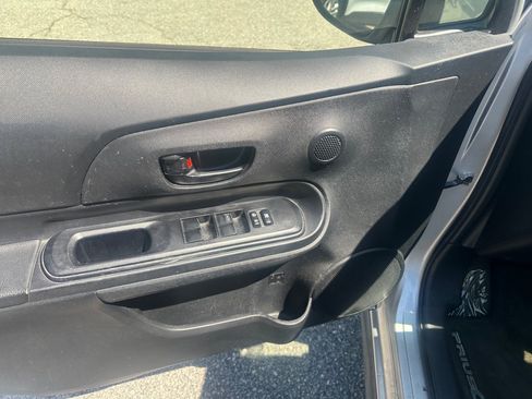 Used 2018 Toyota Prius C One FWD image 12