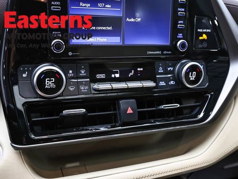 Used 2021 Toyota Highlander XLE AWD/4WD image 20