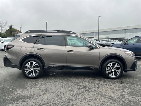 Certified 2022 Subaru Outback Limited image 31