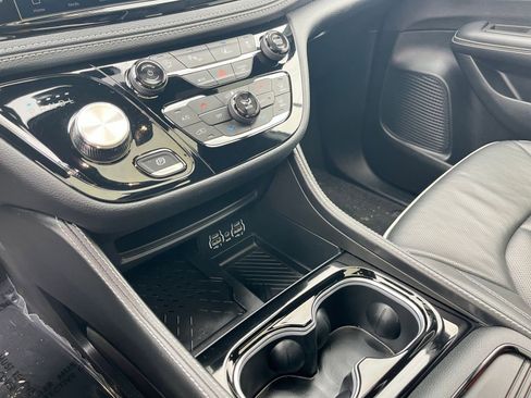 Used 2025 Chrysler Pacifica Limited image 43