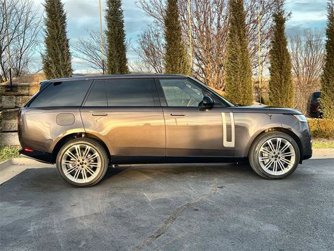 New 2026 Land Rover Range Rover Long Wheelbase SE image 6