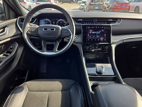 Used 2025 Jeep Grand Cherokee Altitude image 28