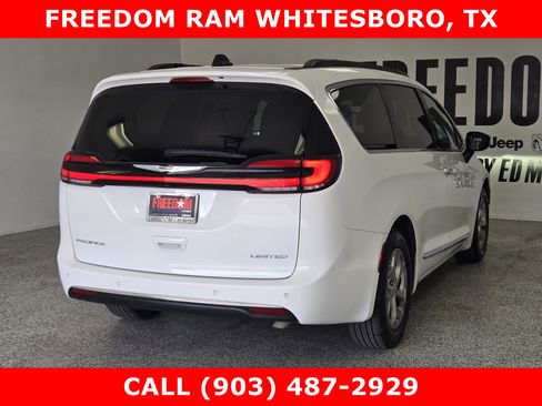 Used 2023 Chrysler Pacifica Limited FWD image 3