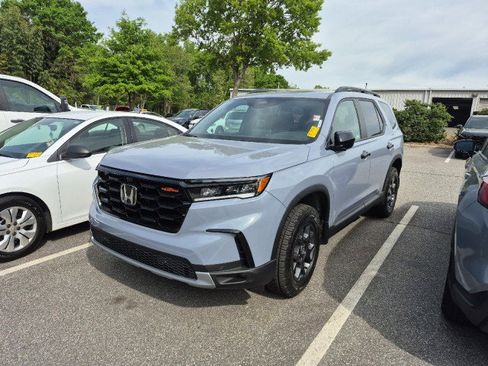 Certified 2025 Honda Pilot TrailSport image 2