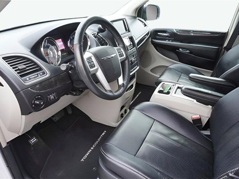 Used 2015 Chrysler Town & Country Touring-L w/ Driver Convenience Group image 8