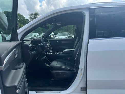 Used 2025 Buick Enclave Preferred AWD/4WD image 20