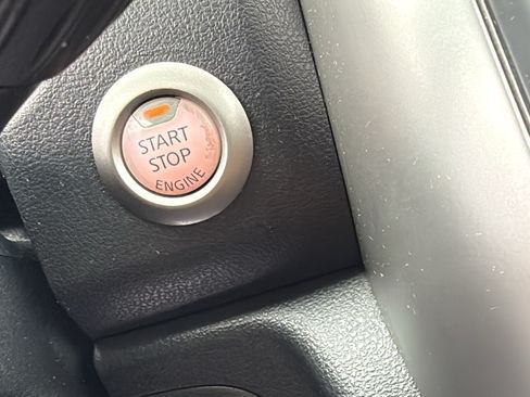 Used 2015 Nissan Versa FWD image 12