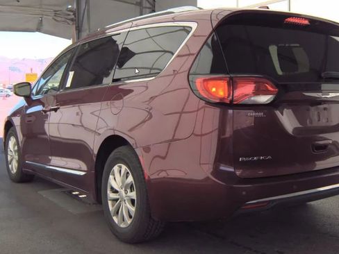 Used 2018 Chrysler Pacifica Touring-L FWD image 8