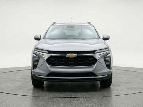 Used 2025 Chevrolet Trax LT image 2