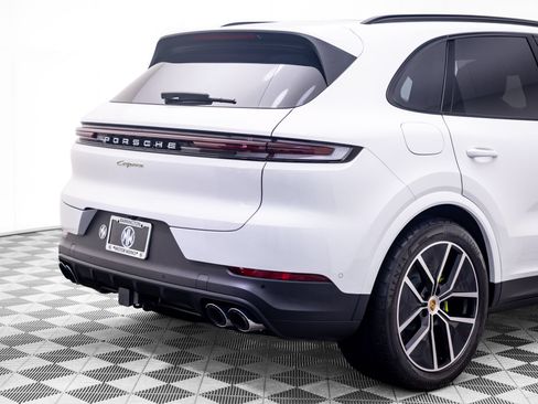 Certified 2024 Porsche Cayenne AWD/4WD image 33