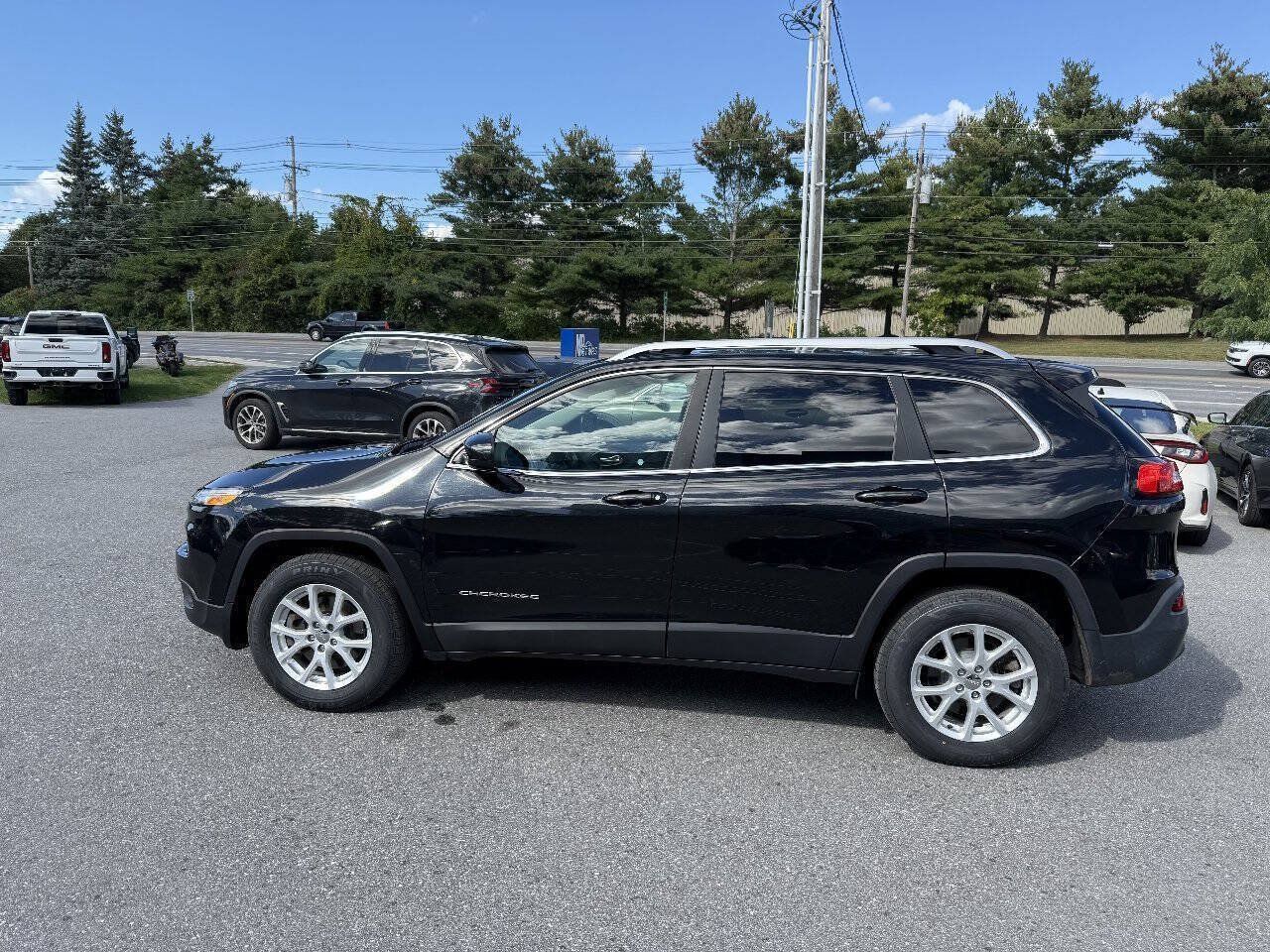 Used 2016 Jeep Cherokee Latitude w/ Cold Weather Group AWD/4WD image 10