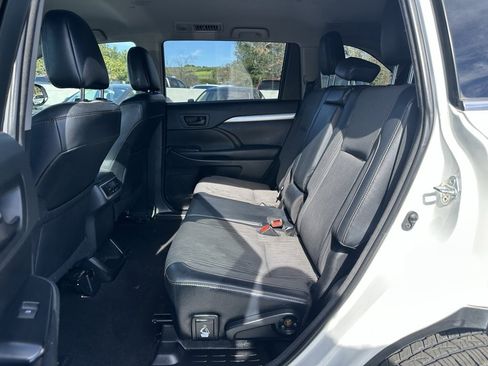 Used 2018 Toyota Highlander Plus w/ Carpet Mat Package (TMS) image 8