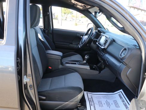 Used 2022 Toyota Tacoma TRD Off-Road image 31