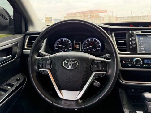 Used 2019 Toyota Highlander XLE FWD image 13