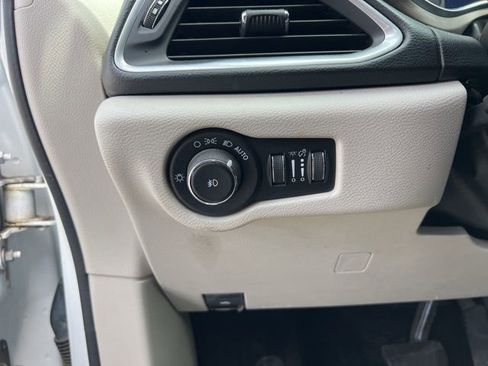 Used 2017 Chrysler Pacifica Touring-L Plus FWD image 19