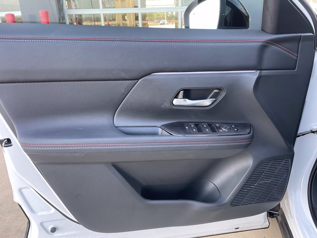 Certified 2025 Nissan Kicks SR w/ SR Premium Package AWD/4WD image 9