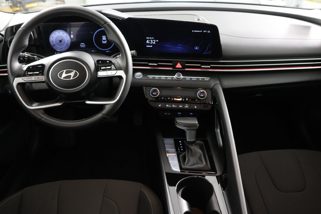 Used 2025 Hyundai Elantra SEL FWD image 2