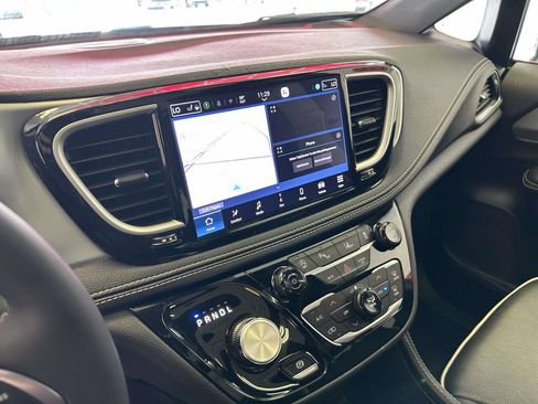 Used 2026 Chrysler Pacifica Limited FWD image 22