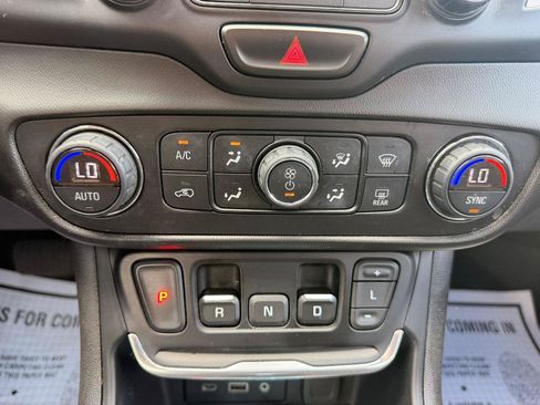 Used 2020 GMC Terrain SLE w/ Driver Convenience Package FWD image 21